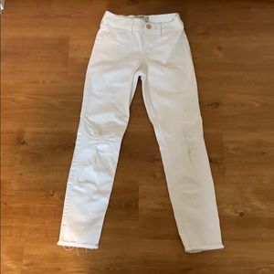 white jeans with rips on knees
